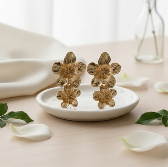 🆕️ Luxury Golden Flower Statement Earrings 🌸 Vintage Style Elegant Studs 🌟 - Picture 10 of 13
